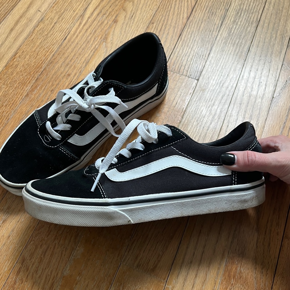 Women’s Classic Vans • Black and White • 9.5